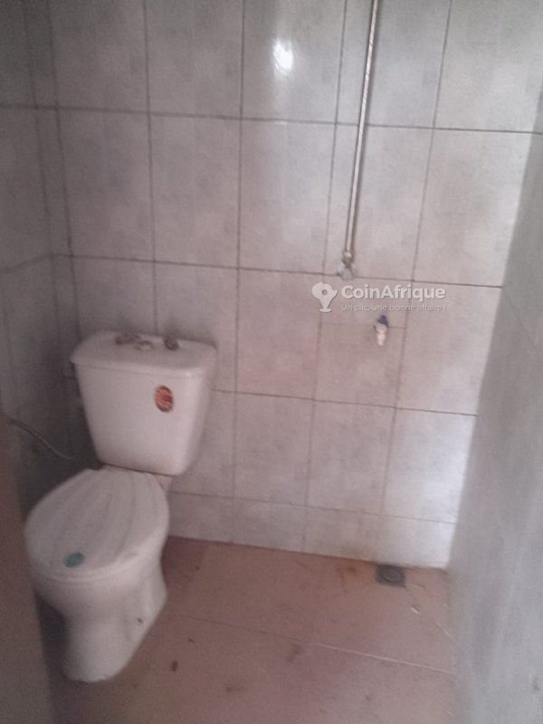 Terrain en angle de rue avec documents complets et emplacement stratégique