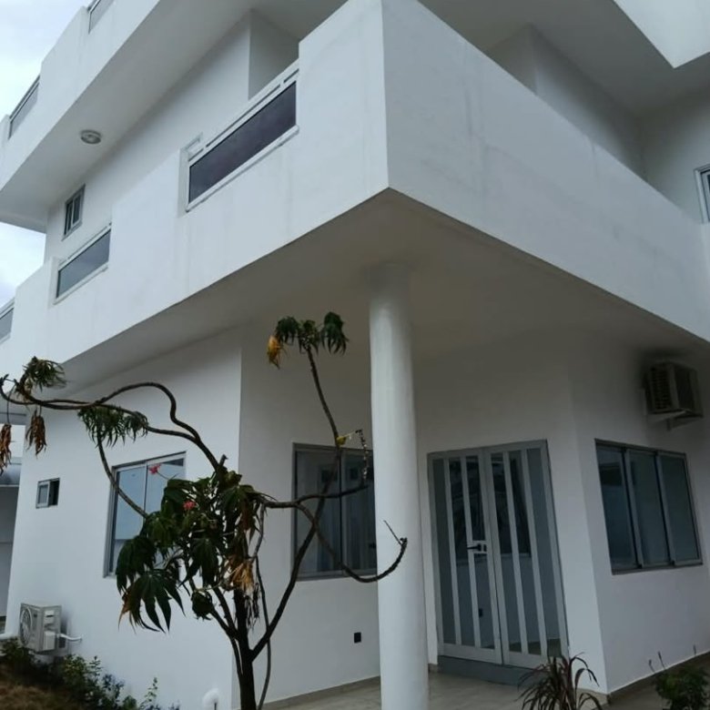 Villa triplex spacieuse avec 9 chambres et terrasse idéale pour résidence familiale ou bureaux