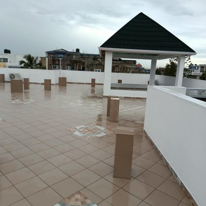 Villa triplex spacieuse avec 9 chambres et terrasse idéale pour résidence familiale ou bureaux