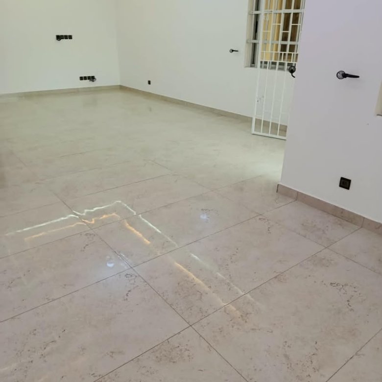 Villa triplex spacieuse avec 9 chambres et terrasse idéale pour résidence familiale ou bureaux
