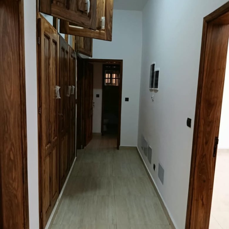Villa triplex spacieuse avec 9 chambres et terrasse idéale pour résidence familiale ou bureaux