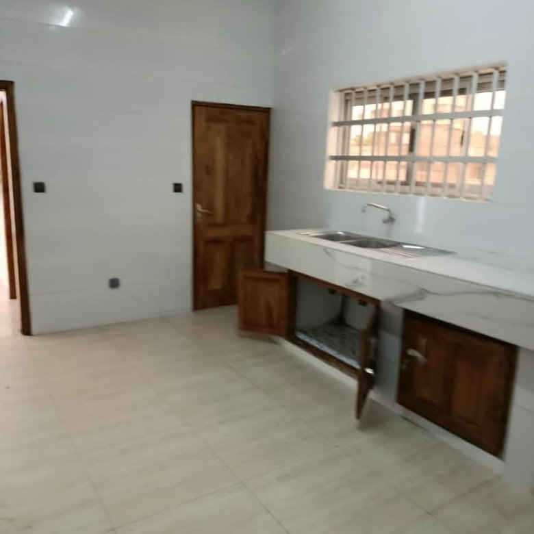 Villa triplex spacieuse avec 9 chambres et terrasse idéale pour résidence familiale ou bureaux