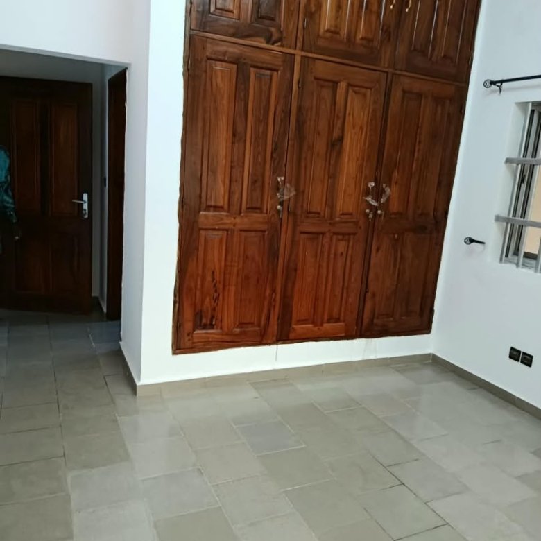 Villa triplex spacieuse avec 9 chambres et terrasse idéale pour résidence familiale ou bureaux