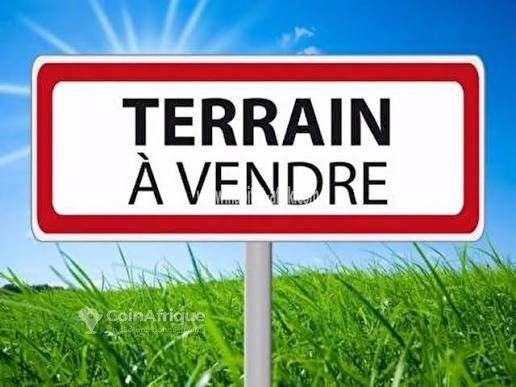 Terrain constructible idéalement situé à proximité d'une voie pavée