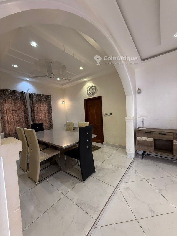Villa luxueuse de 5 pièces avec jardin et garage fermé pour 3 véhicules