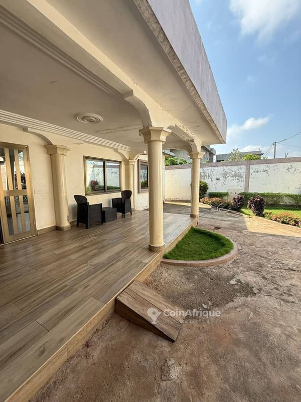 Villa luxueuse de 5 pièces avec jardin et garage fermé pour 3 véhicules