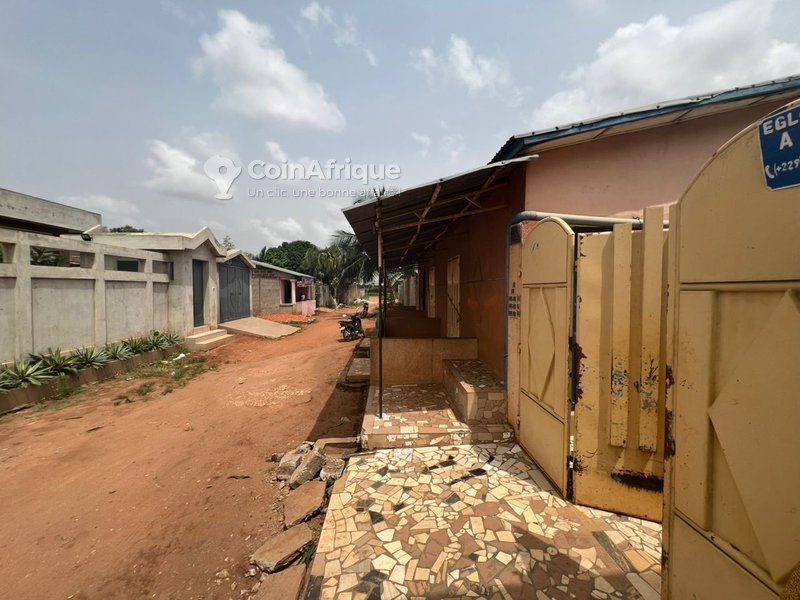 Propriété locative exceptionnelle avec 7 chambres et boutiques en bordure - Investissement clé en main