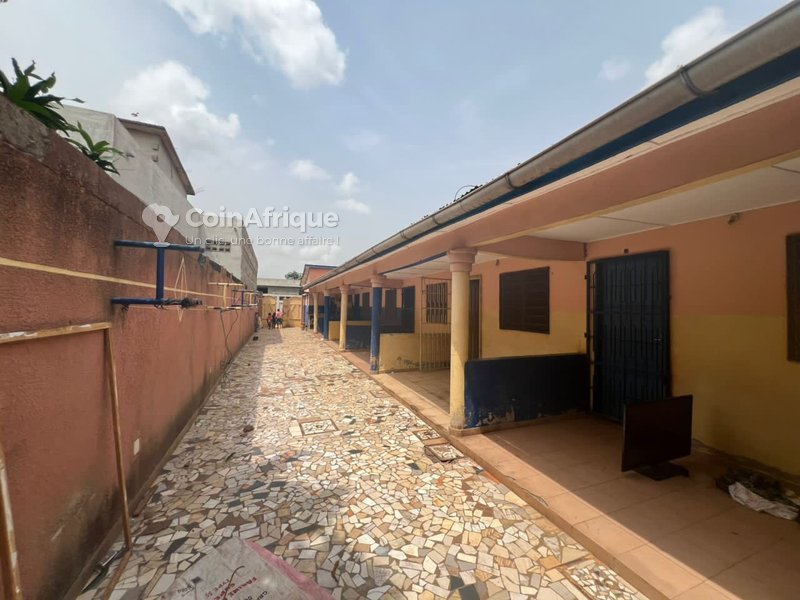 Propriété locative exceptionnelle avec 7 chambres et boutiques en bordure - Investissement clé en main