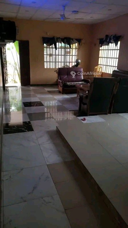 Villa luxueuse de 4 chambres avec climatisation, véranda et boutiques