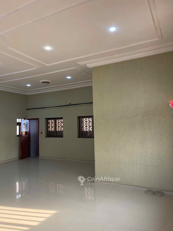 Bureau spacieux de quatre pièces avec grande terrasse et vue sur mer