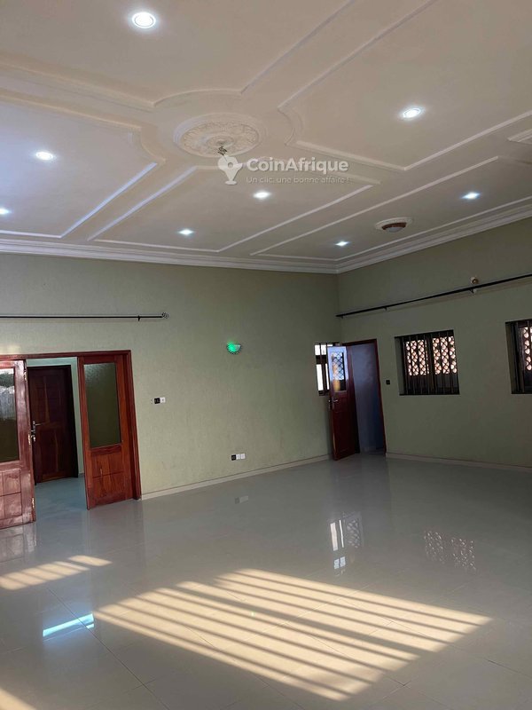 Bureau spacieux de quatre pièces avec grande terrasse et vue sur mer