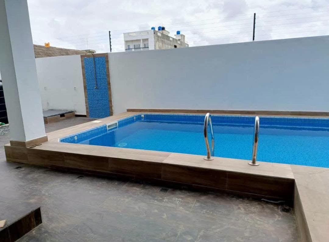 Villa luxueuse de 4 pièces avec piscine et jardin spacieux