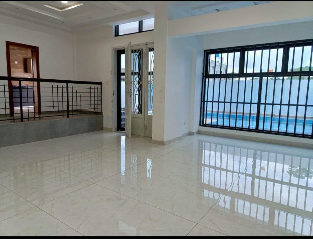 Villa luxueuse de 4 pièces avec piscine et jardin spacieux