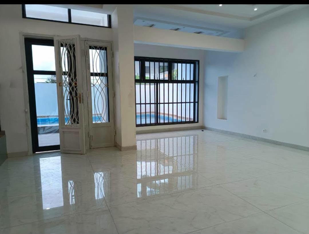 Villa luxueuse de 4 pièces avec piscine et jardin spacieux