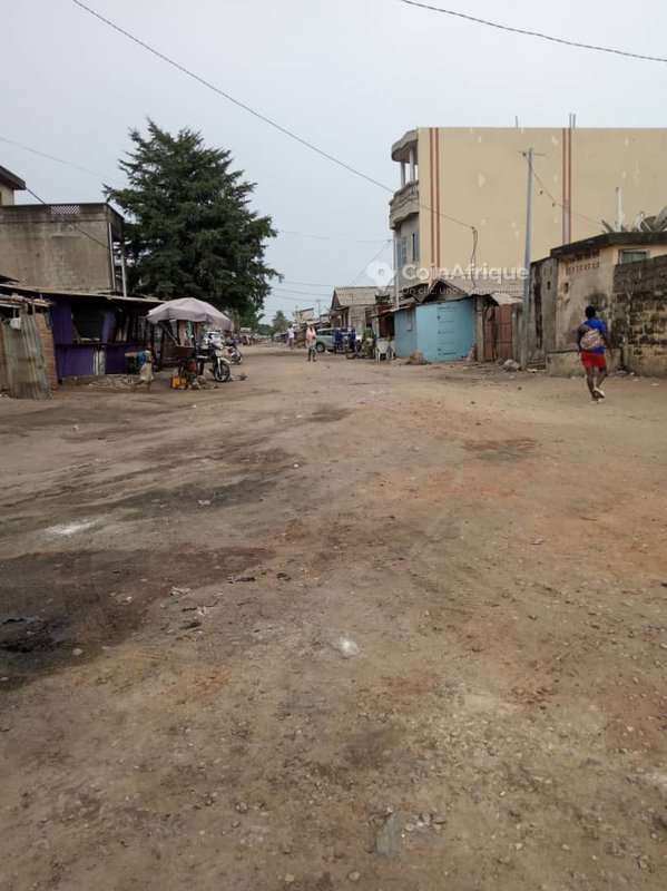 Terrain de 406 m² avec Titre Foncier Personnel – Emplacement stratégique et prêt pour vos projets