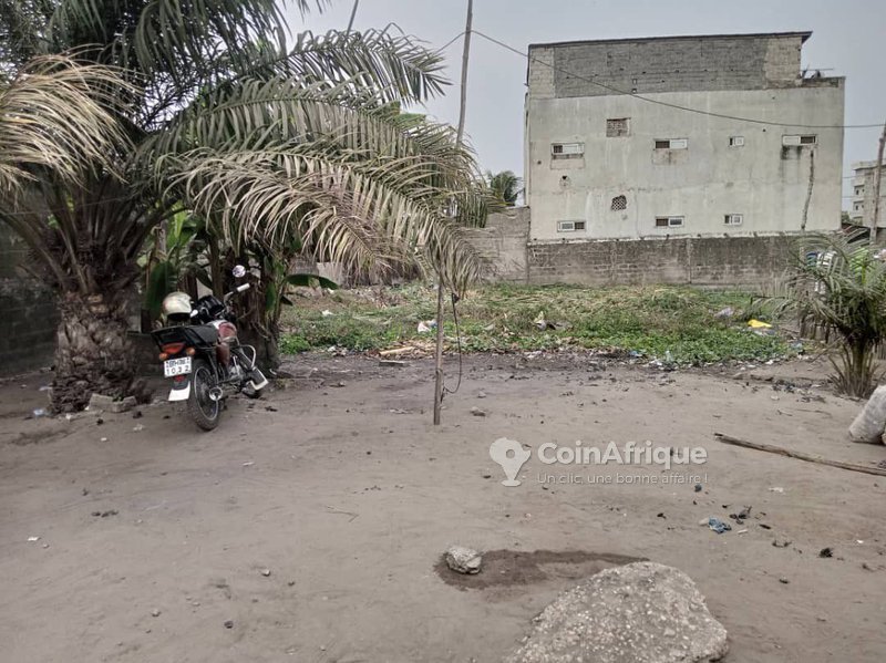 Terrain de 406 m² avec Titre Foncier Personnel – Emplacement stratégique et prêt pour vos projets