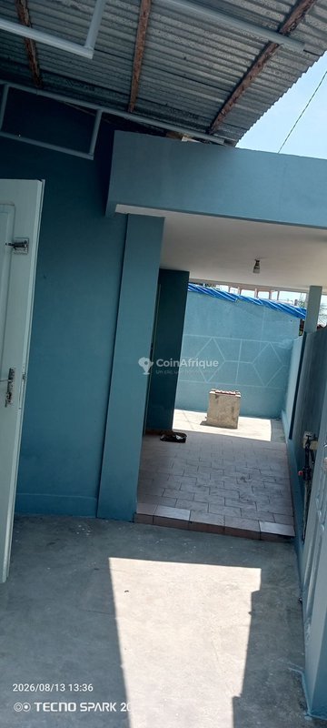 Maison personnelle de 2 pièces avec vaste cour et garage