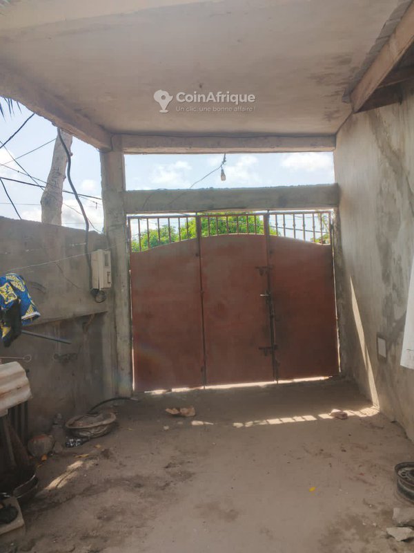 Propriété locative inachevée avec 5 modules chambre-salon et boutiques dallées