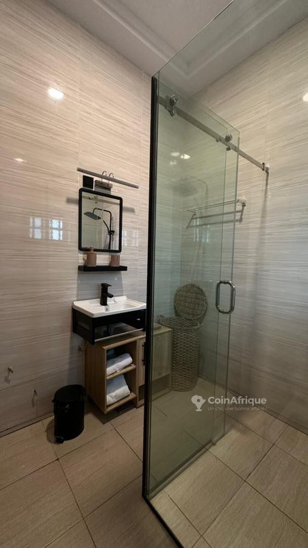 Appartement meublé 2 pièces avec climatisation et équipement complet pour séjours courts et longs