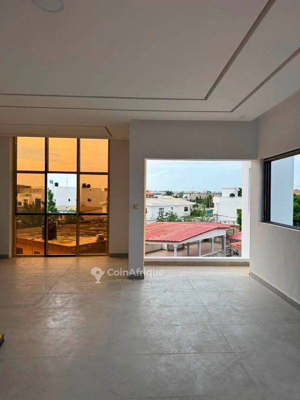 Appartement meublé 3 pièces avec sécurité 24h et architecture moderne