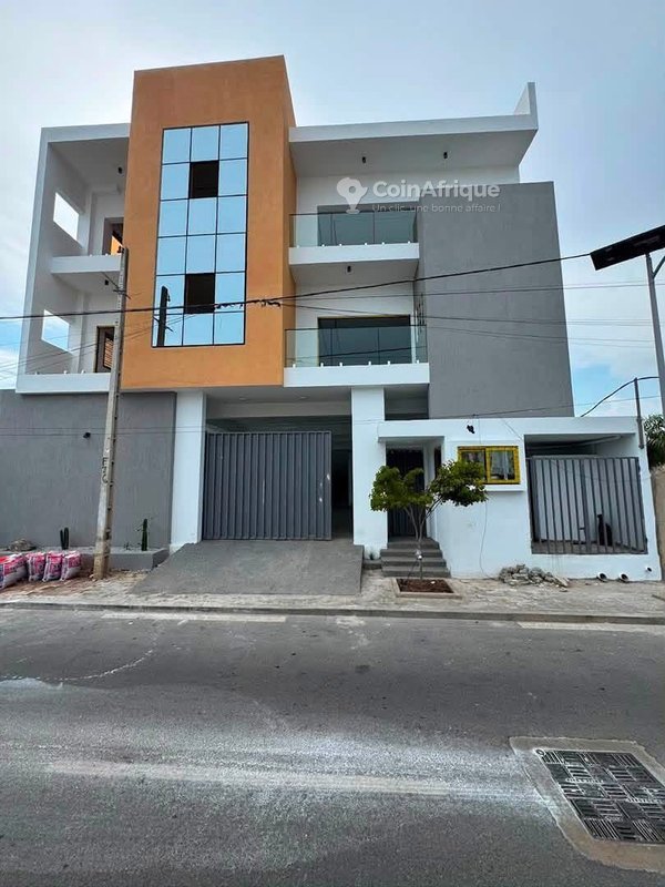 Appartement meublé 3 pièces avec sécurité 24h et architecture moderne