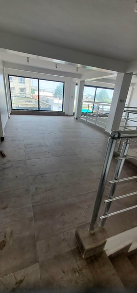 Magasin duplex avec sanitaire staffé et baie vitrée en emplacement stratégique