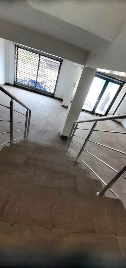Magasin duplex avec sanitaire staffé et baie vitrée en emplacement stratégique