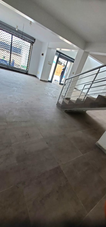Magasin duplex avec sanitaire staffé et baie vitrée en emplacement stratégique
