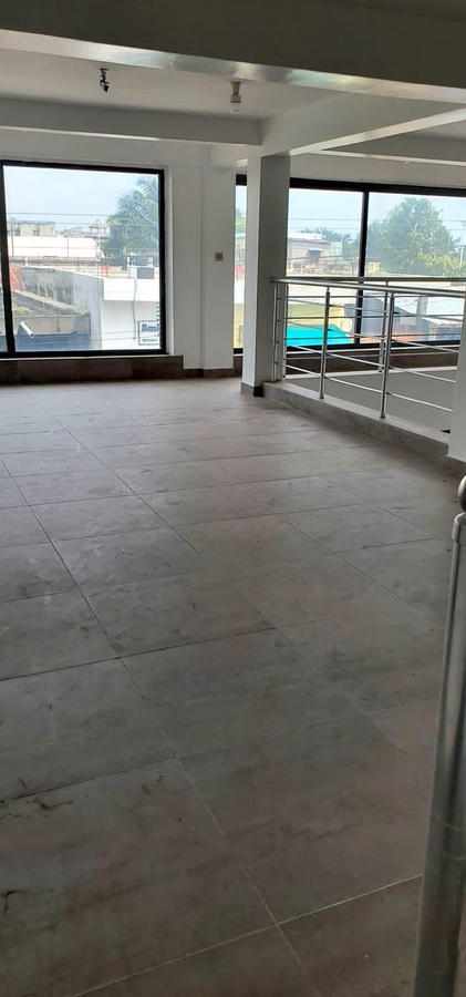 Magasin duplex avec sanitaire staffé et baie vitrée en emplacement stratégique
