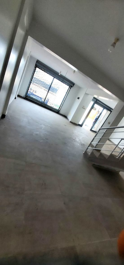 Magasin duplex avec sanitaire staffé et baie vitrée en emplacement stratégique
