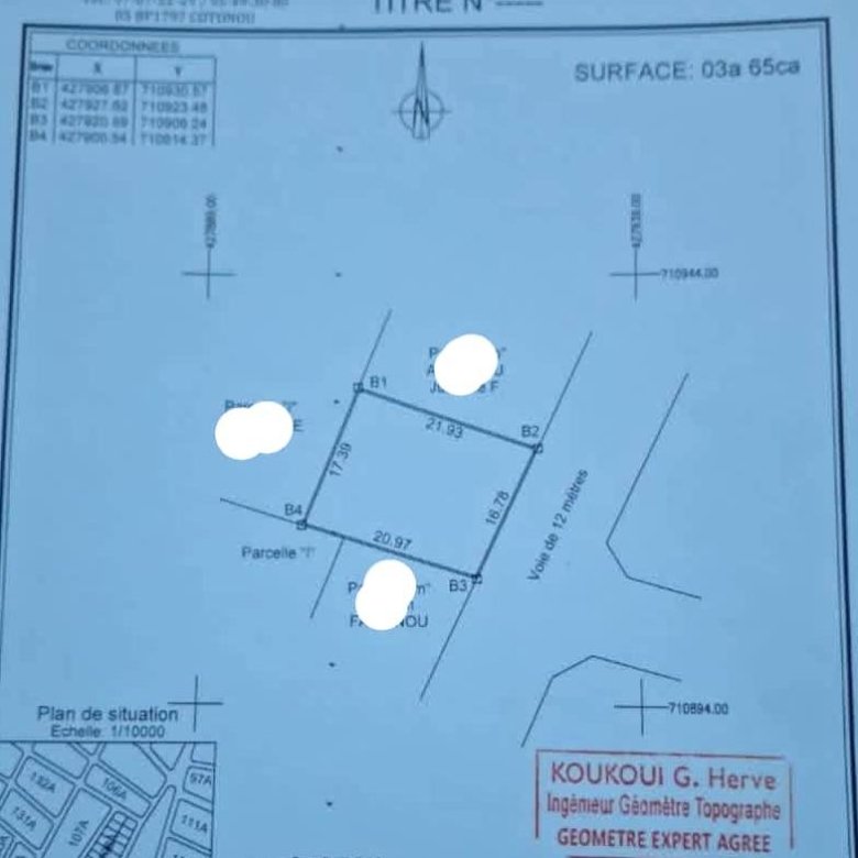 Terrain bien positionné à proximité immédiate d'une voie pavée