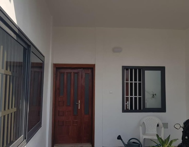Location d'un appartement de 2 pièces tout climatisé avec entrée personnelle et arrière-cour