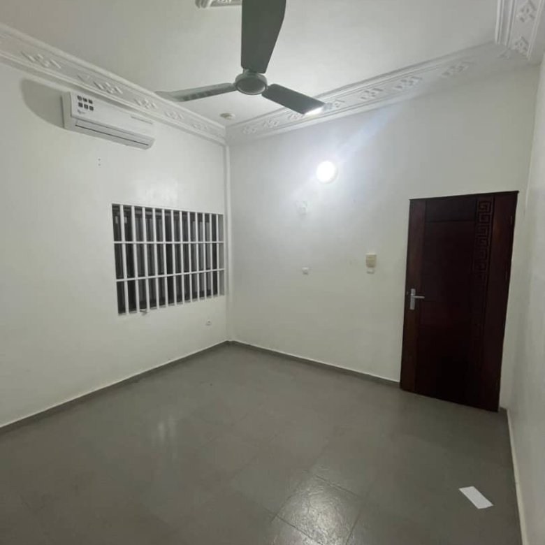 Location d'un appartement de 2 pièces tout climatisé avec entrée personnelle et arrière-cour