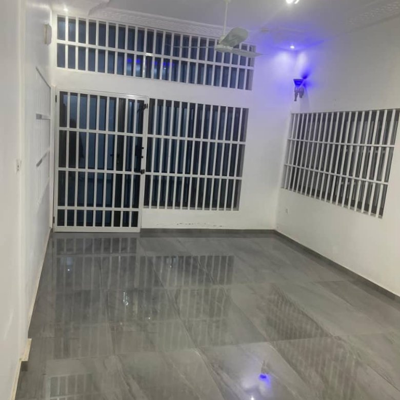 Location d'un appartement de 2 pièces tout climatisé avec entrée personnelle et arrière-cour