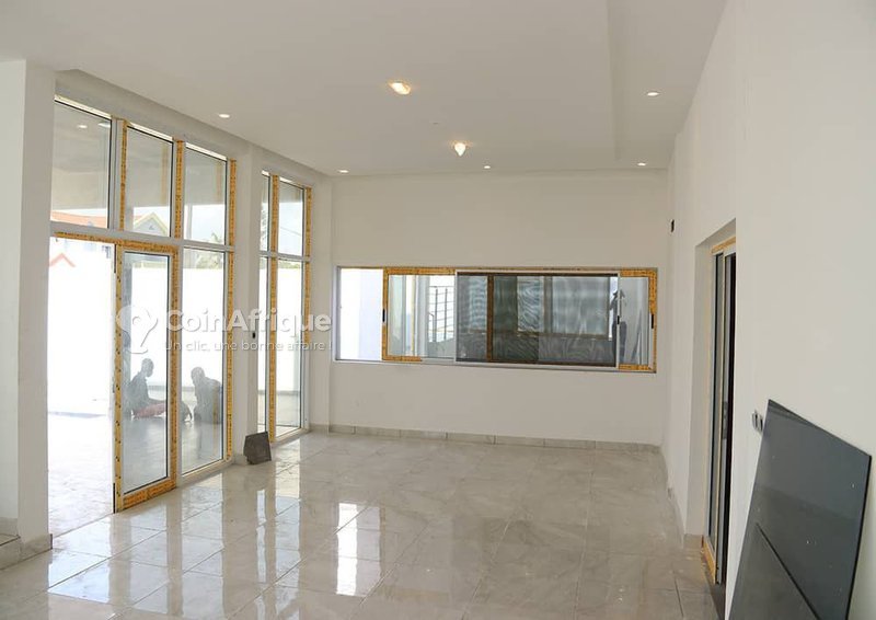 Villa luxueuse de 4 pièces avec piscine et jardin sécurisé