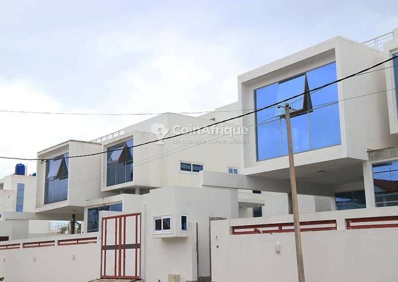 Villa luxueuse de 4 pièces avec piscine et jardin sécurisé