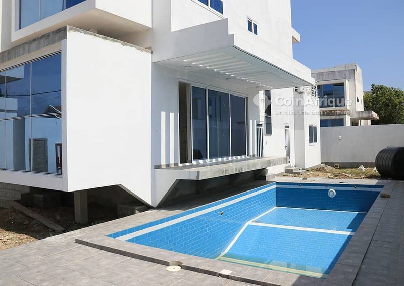 Villa luxueuse de 4 pièces avec piscine et jardin sécurisé