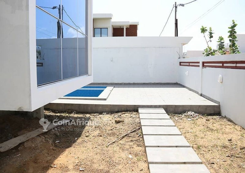 Villa luxueuse de 4 pièces avec piscine et jardin sécurisé