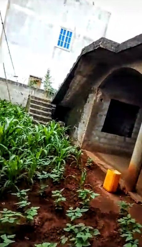 Maison inachevée de 3 pièces avec titre foncier personnel et garage double