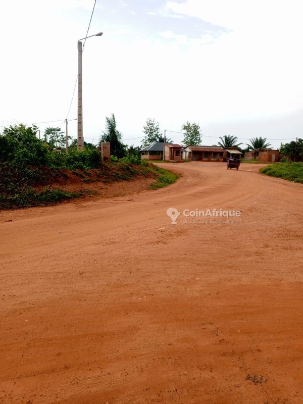 Terrain de 450 m² avec titre foncier et accès facile – Opportunité immobilière exceptionnelle