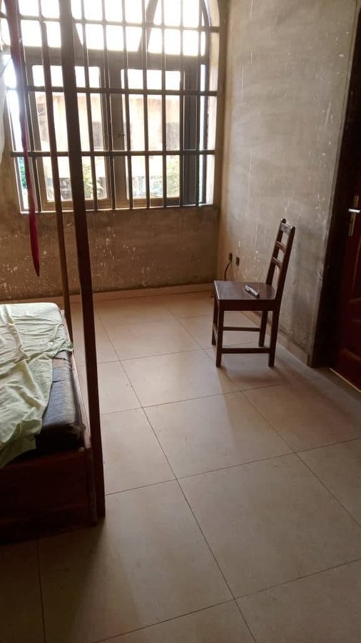 Villa luxueuse de 5 pièces avec chambres spacieuses et environnement sécurisé