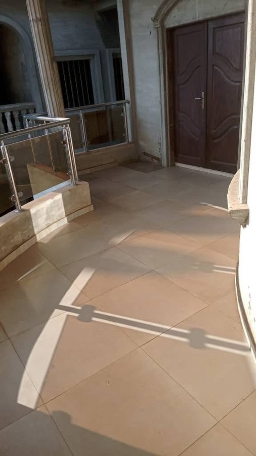 Villa luxueuse de 5 pièces avec chambres spacieuses et environnement sécurisé