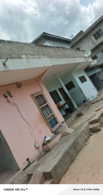 Maison locative dallée avec revenus locatifs et boutique intégrée