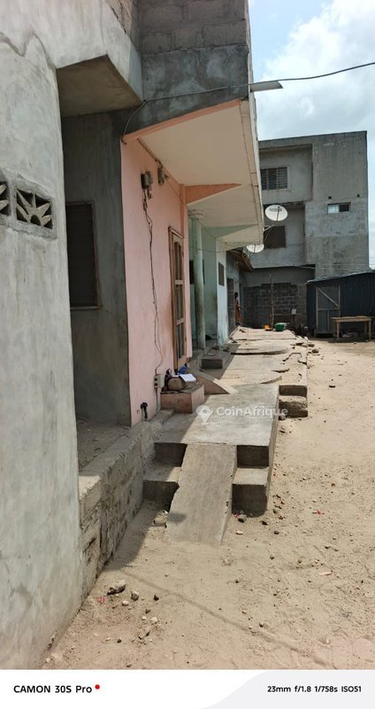 Maison locative dallée avec revenus locatifs et boutique intégrée