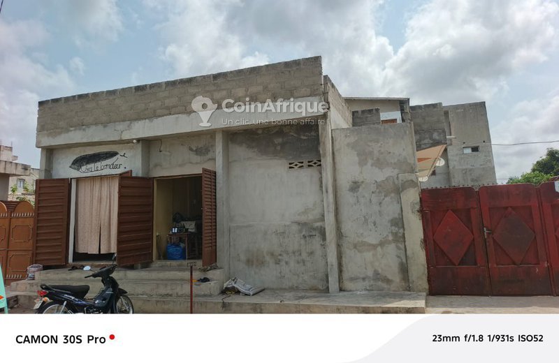 Maison locative dallée avec revenus locatifs et boutique intégrée