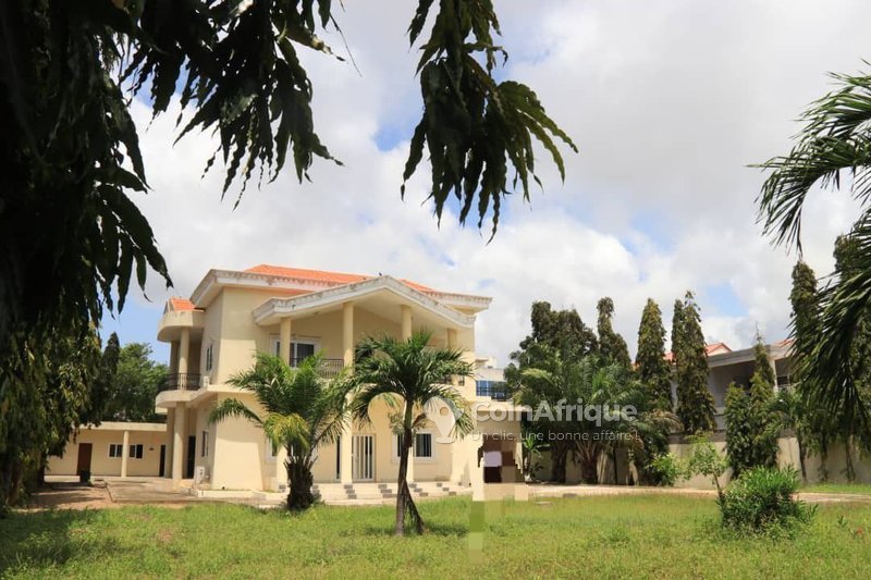 Villa luxueuse de 6 pièces avec piscine et jardin spacieux