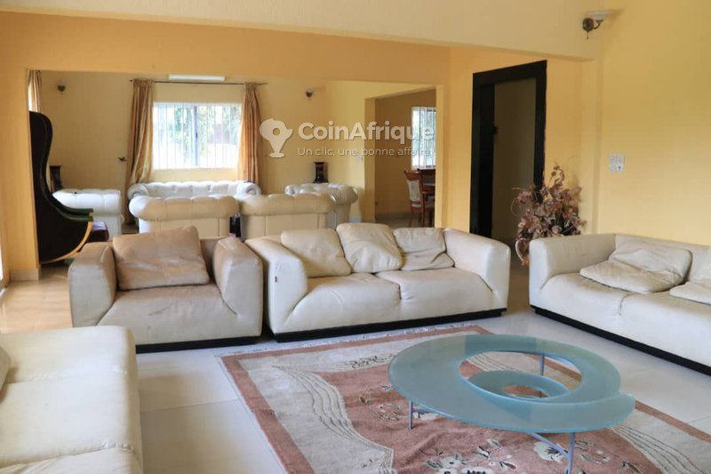 Villa luxueuse de 6 pièces avec piscine et jardin spacieux