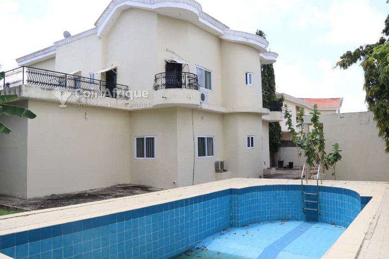 Villa luxueuse de 6 pièces avec piscine et jardin spacieux