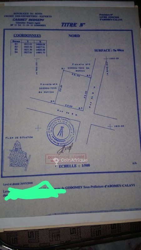 Terrain en angle de rue clôturé avec titre foncier personnel dans une zone viabilisée