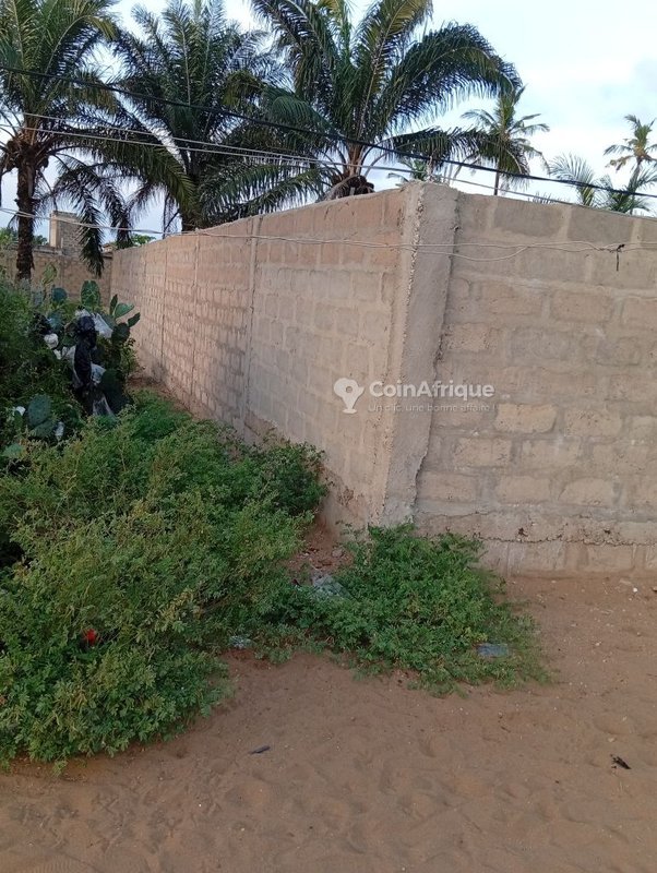 Terrain constructible de 451 m² avec clôture, portail et documents légaux complets